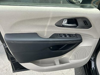 2023 Chrysler Pacifica Hybrid Touring L FWD
