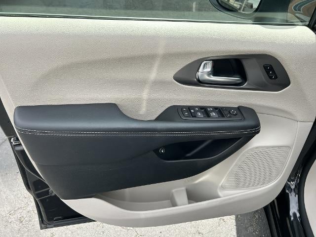 2023 Chrysler Pacifica Hybrid Touring L FWD