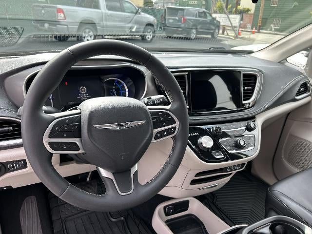 2023 Chrysler Pacifica Hybrid Touring L FWD